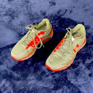 NWOT Under Armour running shoes
